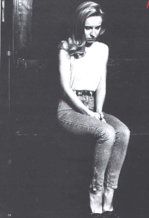 Azotes retro de Janus dos chicas en jeans y dos chicos