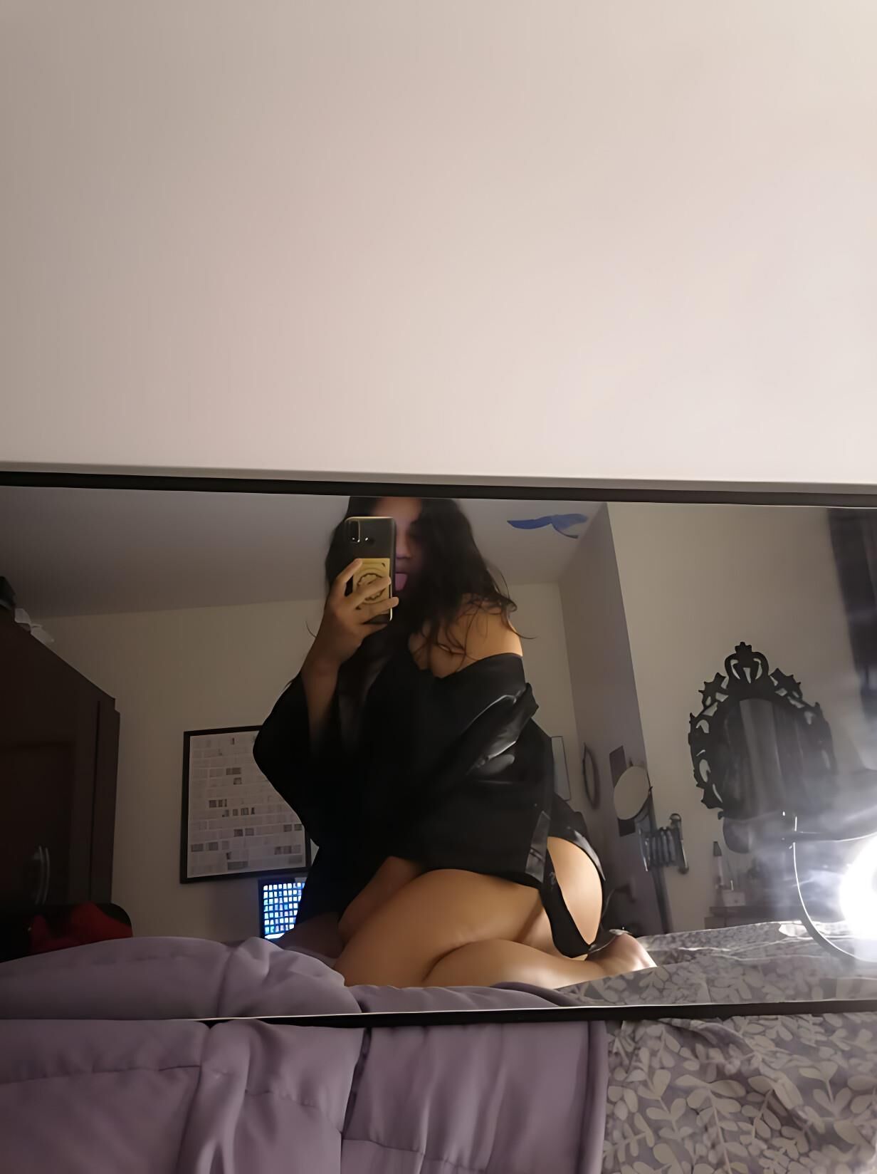 Big Booty Latina Teen muestra su culo y sus pies