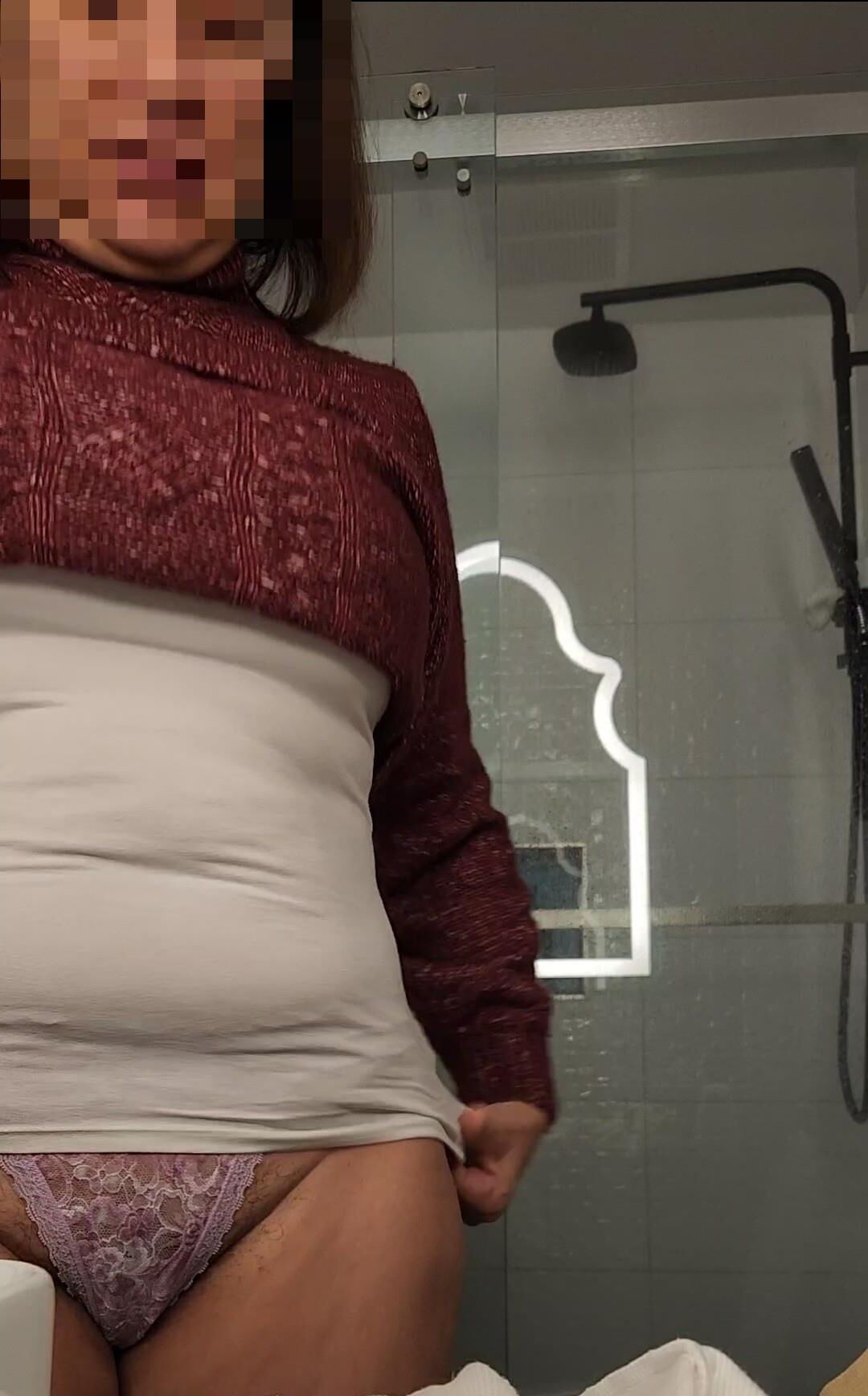 Panty transparente, coño peludo y voyeur de culo