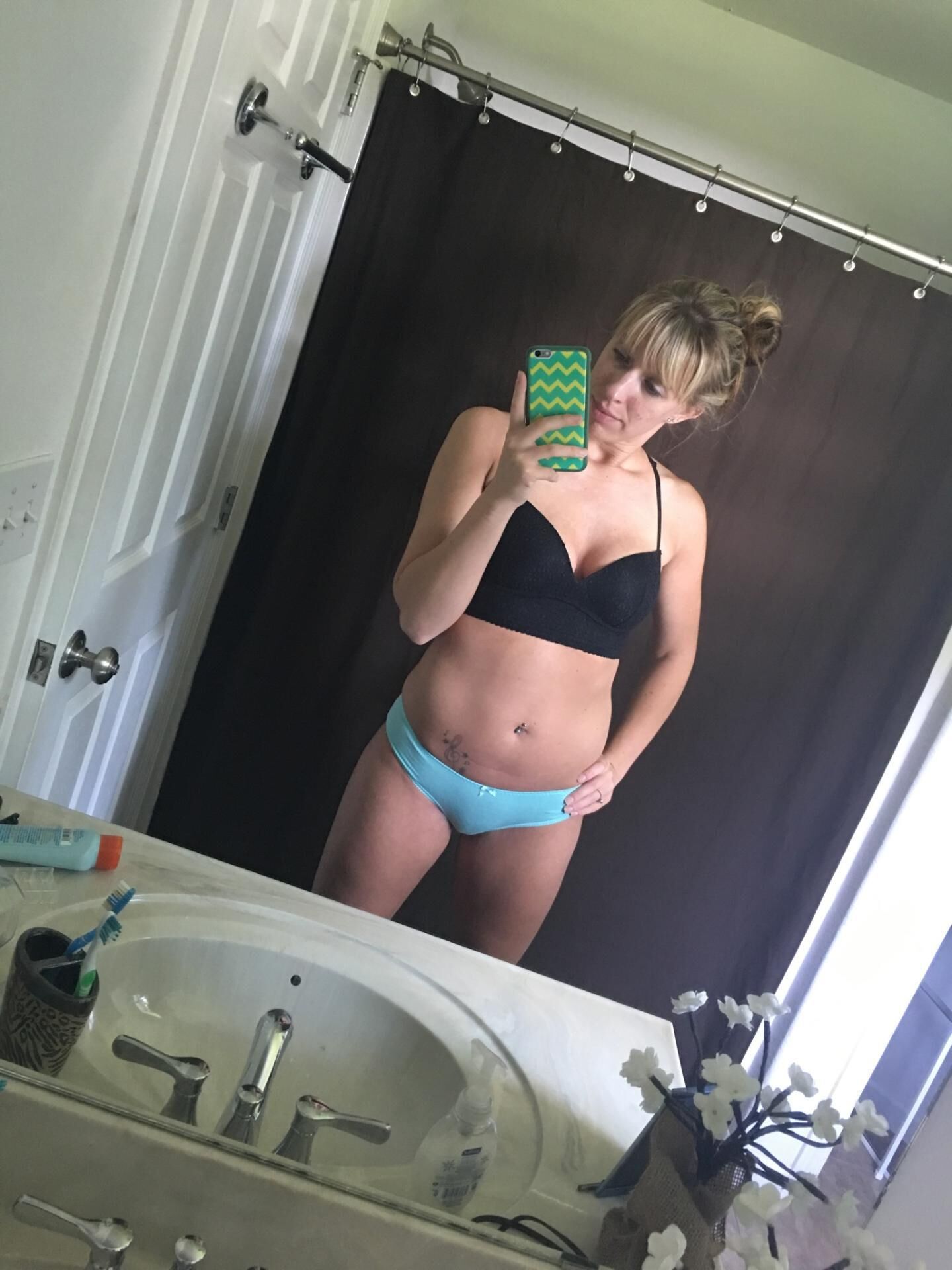 Blonde tn Milf zu Hause Selfies