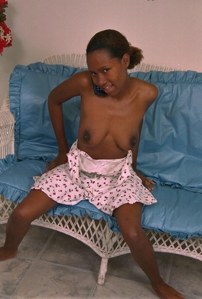 Dünne schlanke zierliche sexy schwarze Frau