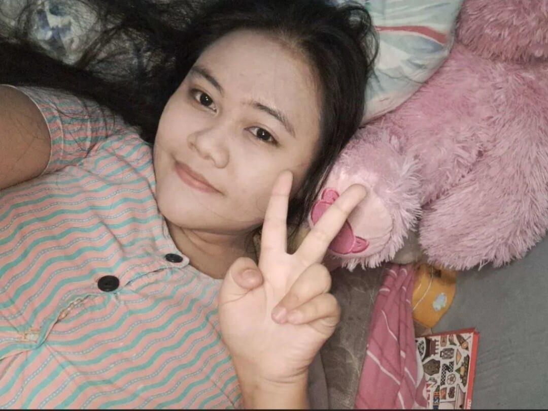 Chubby Indonesisch verbreitet ihre haarige Muschi