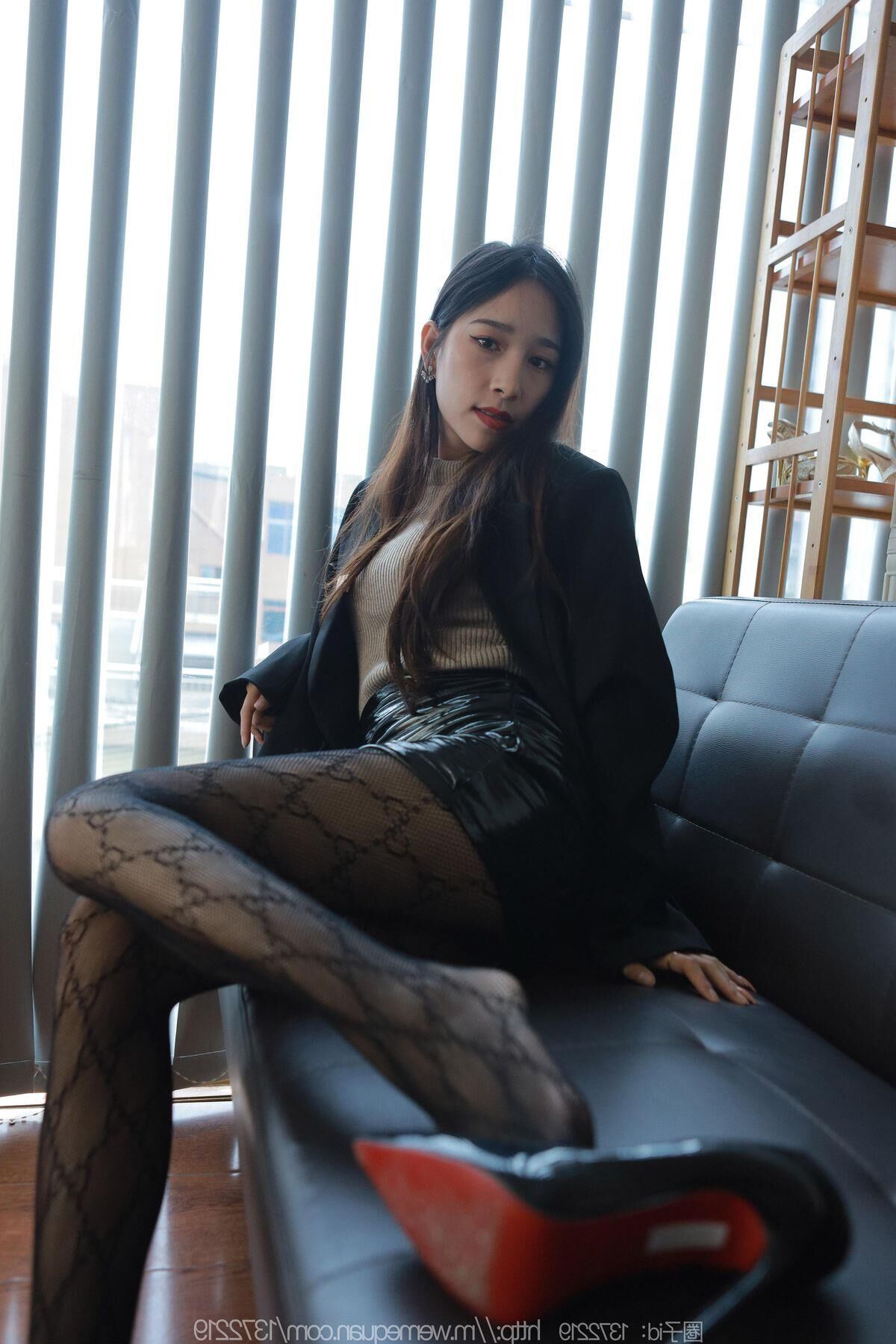 Sexy asiatisches Mädchen in Nylon und Leder