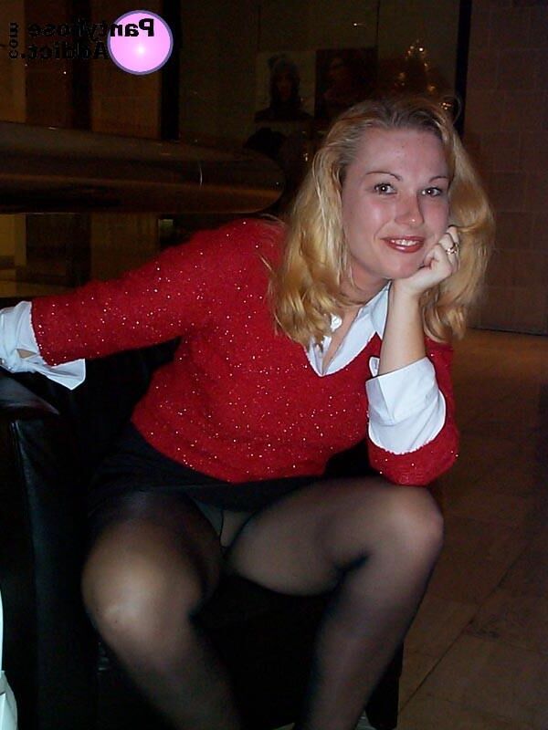 Dame in Ledermantel und Strumpfhose