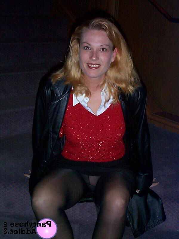 Dame in Ledermantel und Strumpfhose