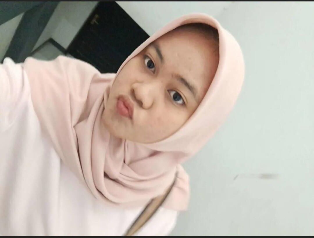 Chubby Indonesisch verbreitet ihre haarige Muschi