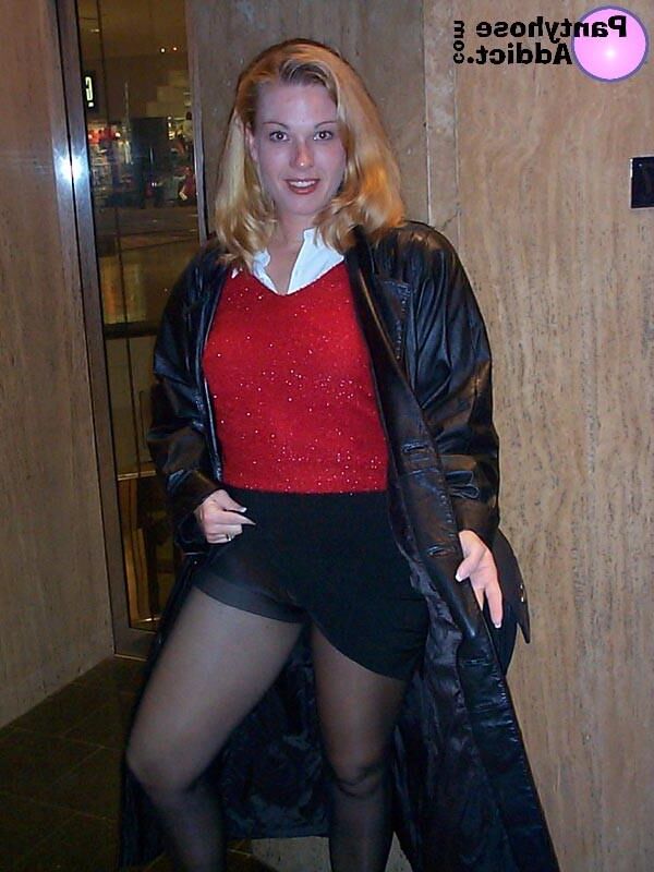 Dame in Ledermantel und Strumpfhose