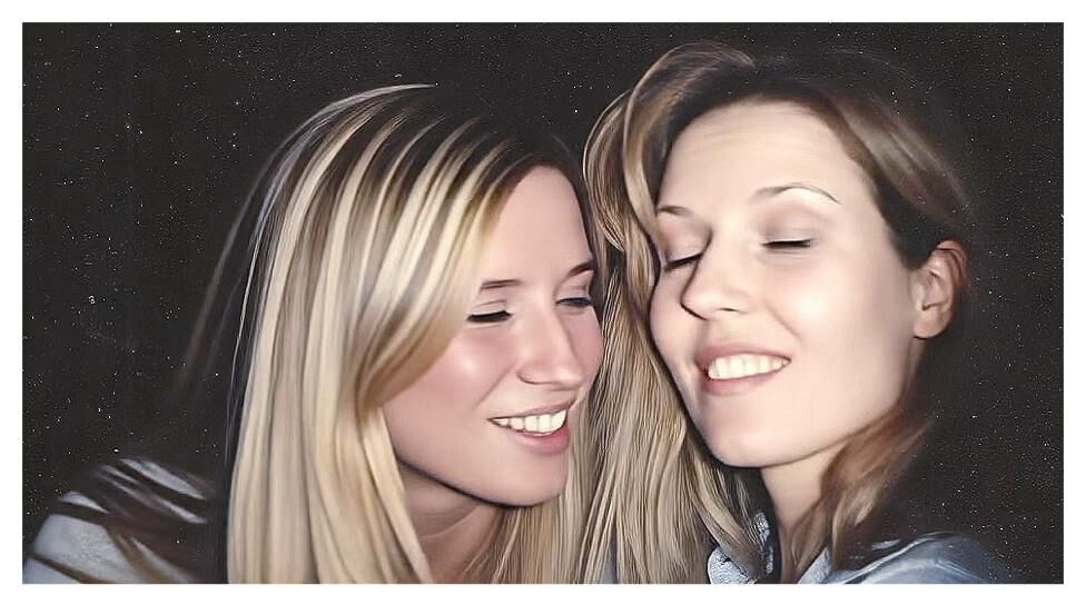 Paula und Kim machen rum