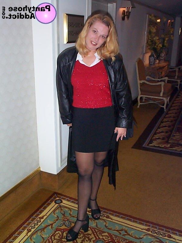 Dame in Ledermantel und Strumpfhose