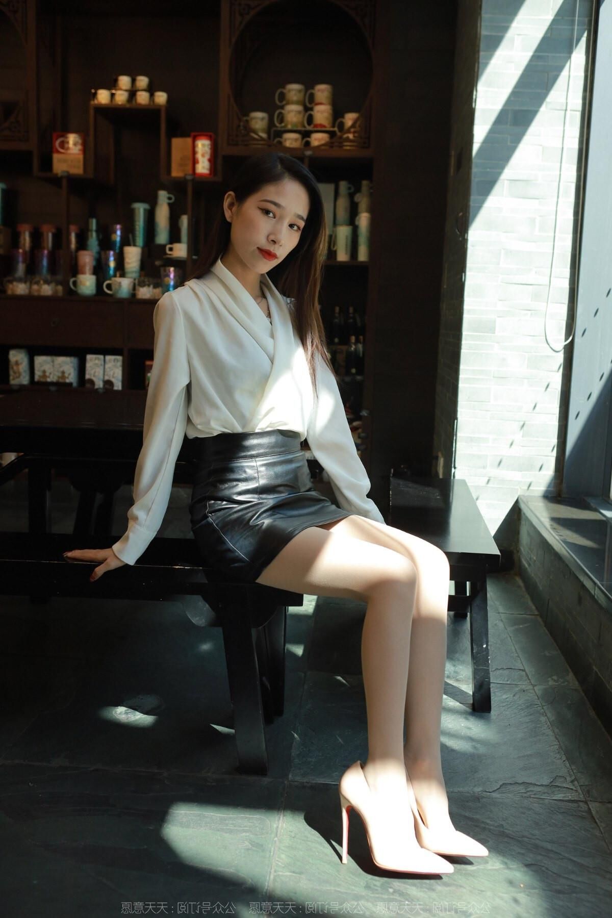 Sexy asiatisches Mädchen in Nylon und Leder