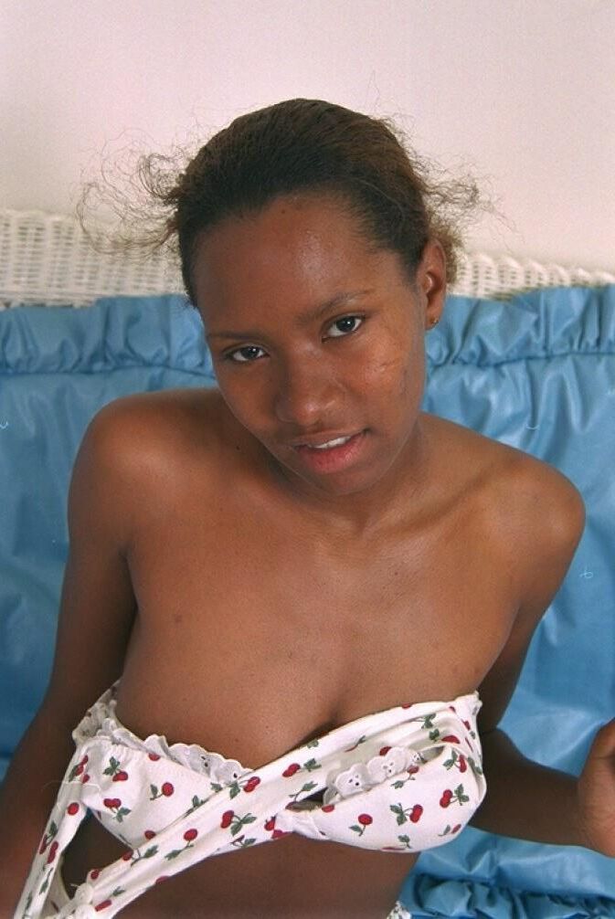 Dünne schlanke zierliche sexy schwarze Frau