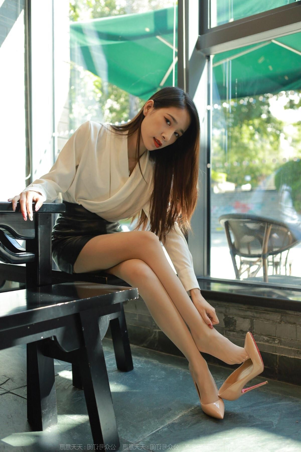 Sexy asiatisches Mädchen in Nylon und Leder