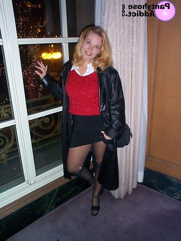 Dame in Ledermantel und Strumpfhose