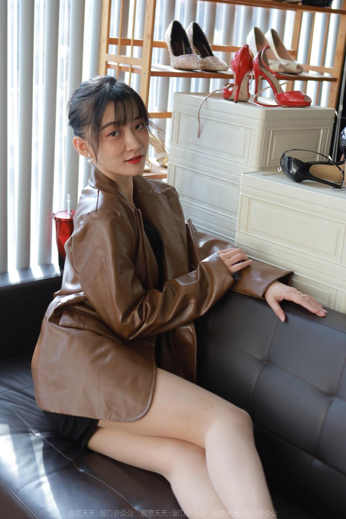 Sexy asiatisches Mädchen in Nylon und Leder