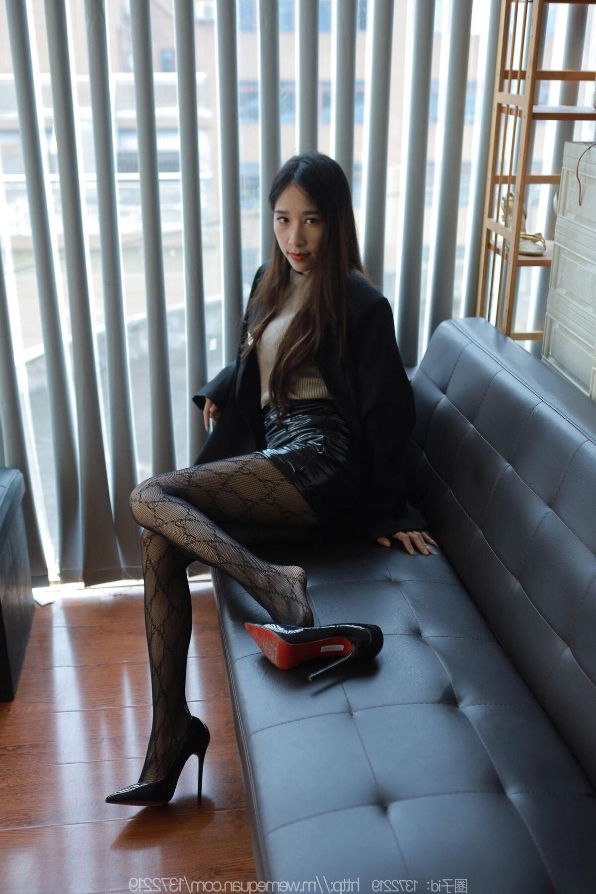 Sexy asiatisches Mädchen in Nylon und Leder