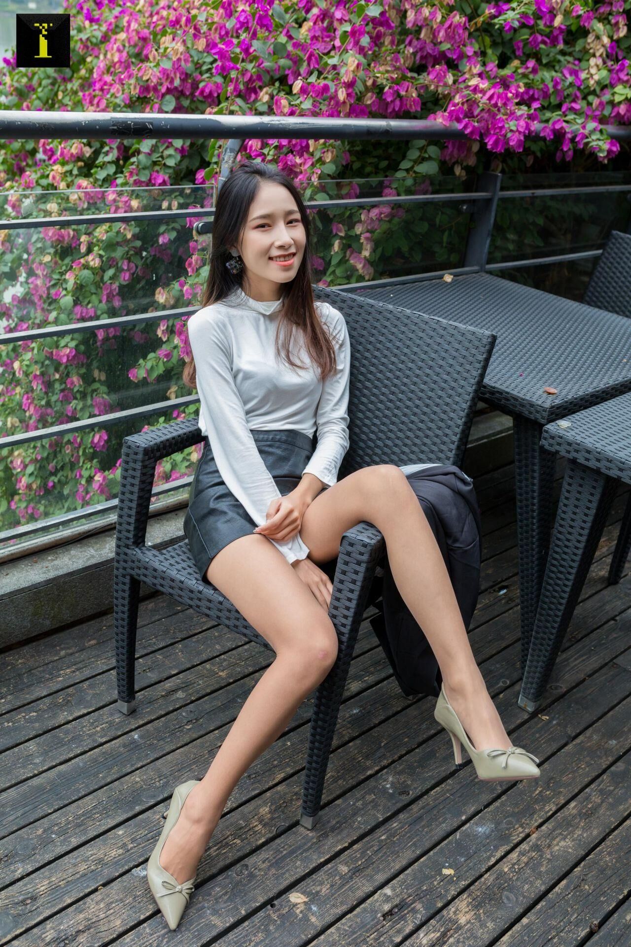 Sexy asiatisches Mädchen in Nylon und Leder