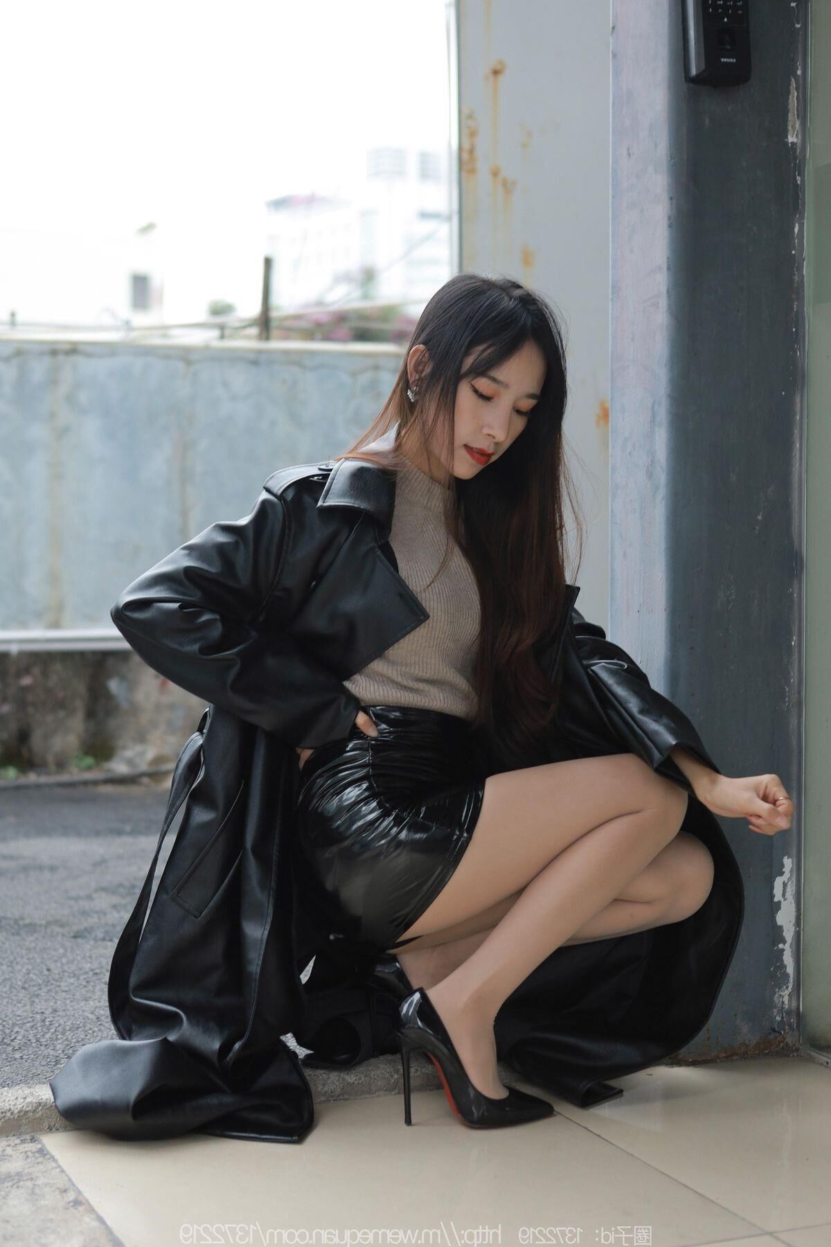 Sexy asiatisches Mädchen in Nylon und Leder