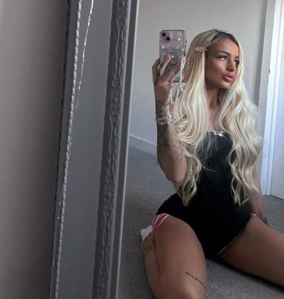Ellie Chav Barbie Doll Bimbo Slut de mi ciudad