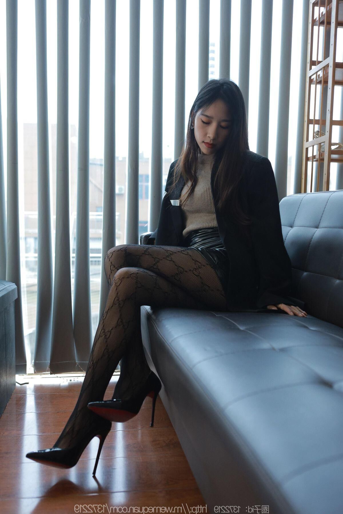 Sexy asiatisches Mädchen in Nylon und Leder