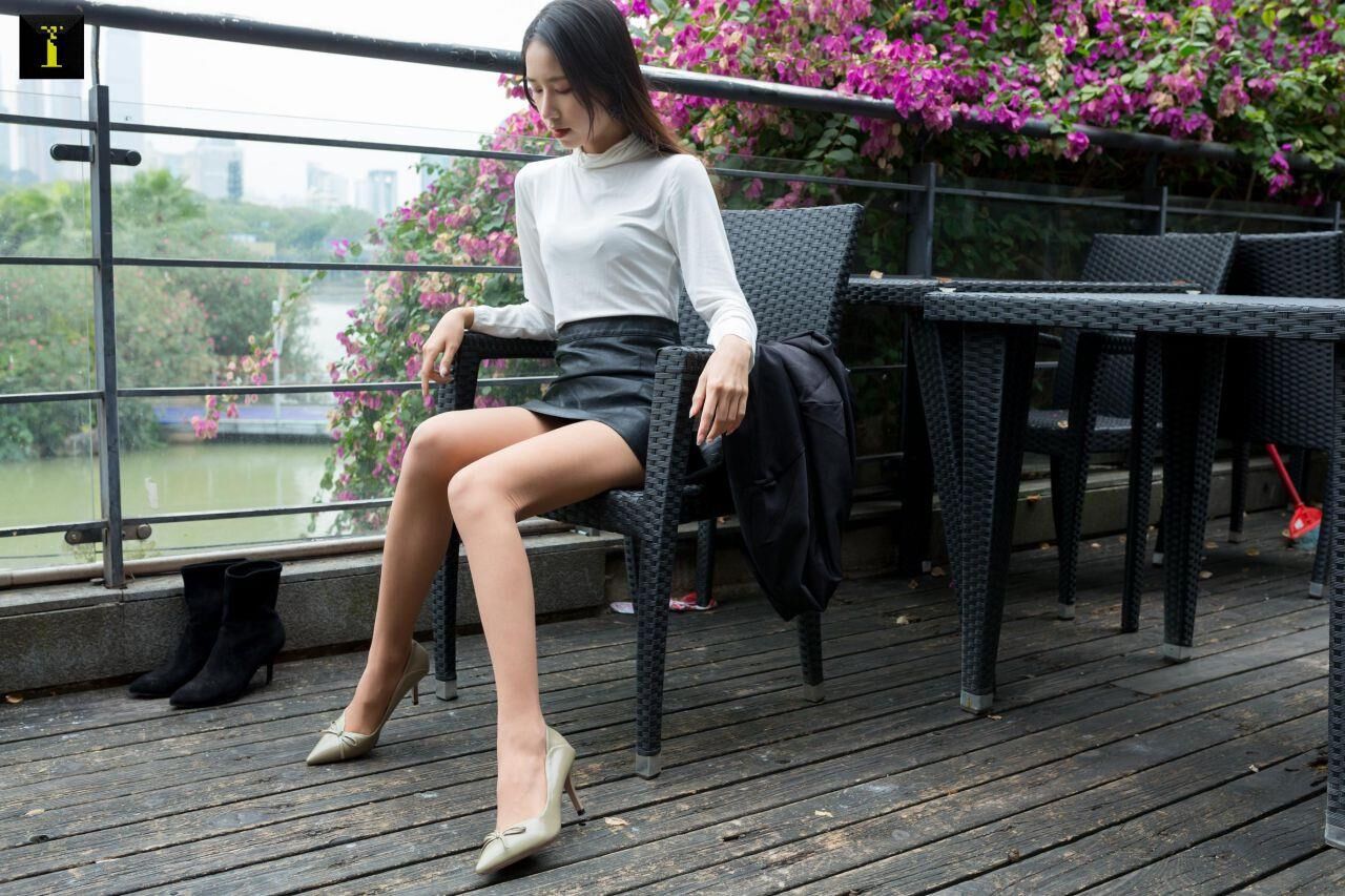 Sexy asiatisches Mädchen in Nylon und Leder