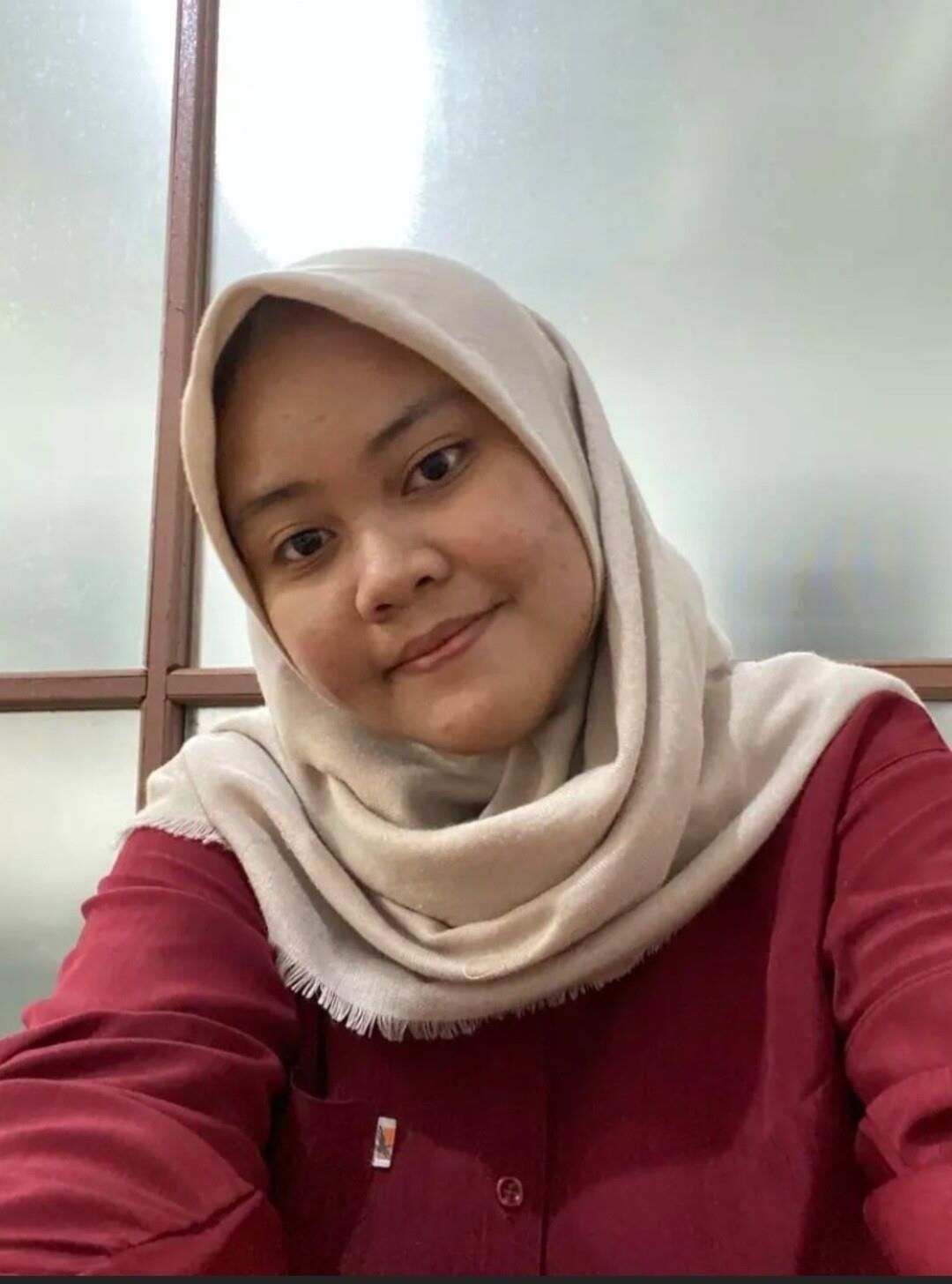 Chubby Indonesisch verbreitet ihre haarige Muschi