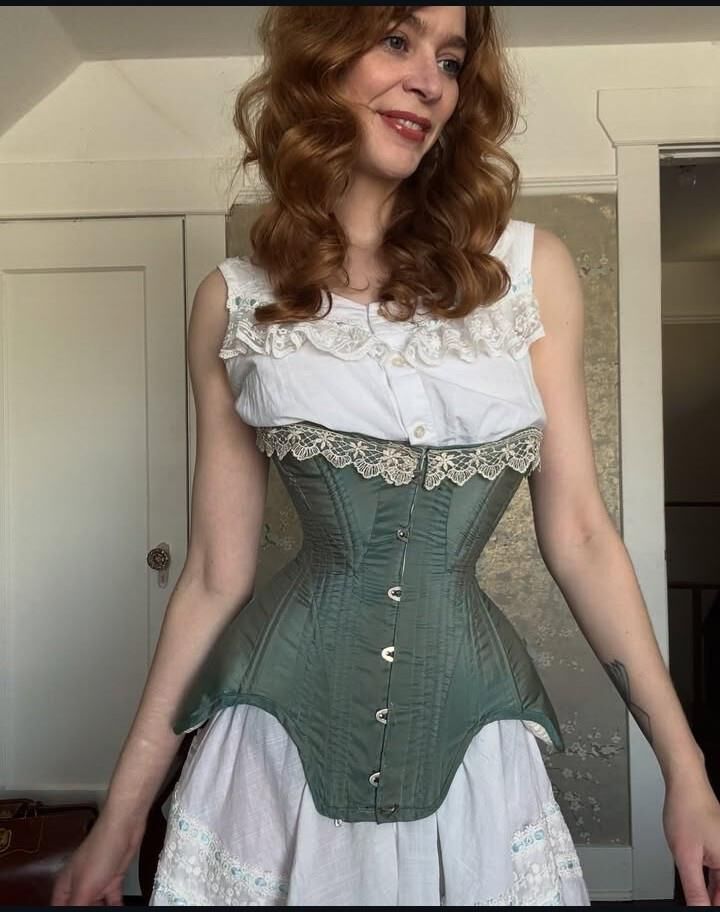 Sexy Costumer Vintage Ivy Thompson (The Sewlo Artist)