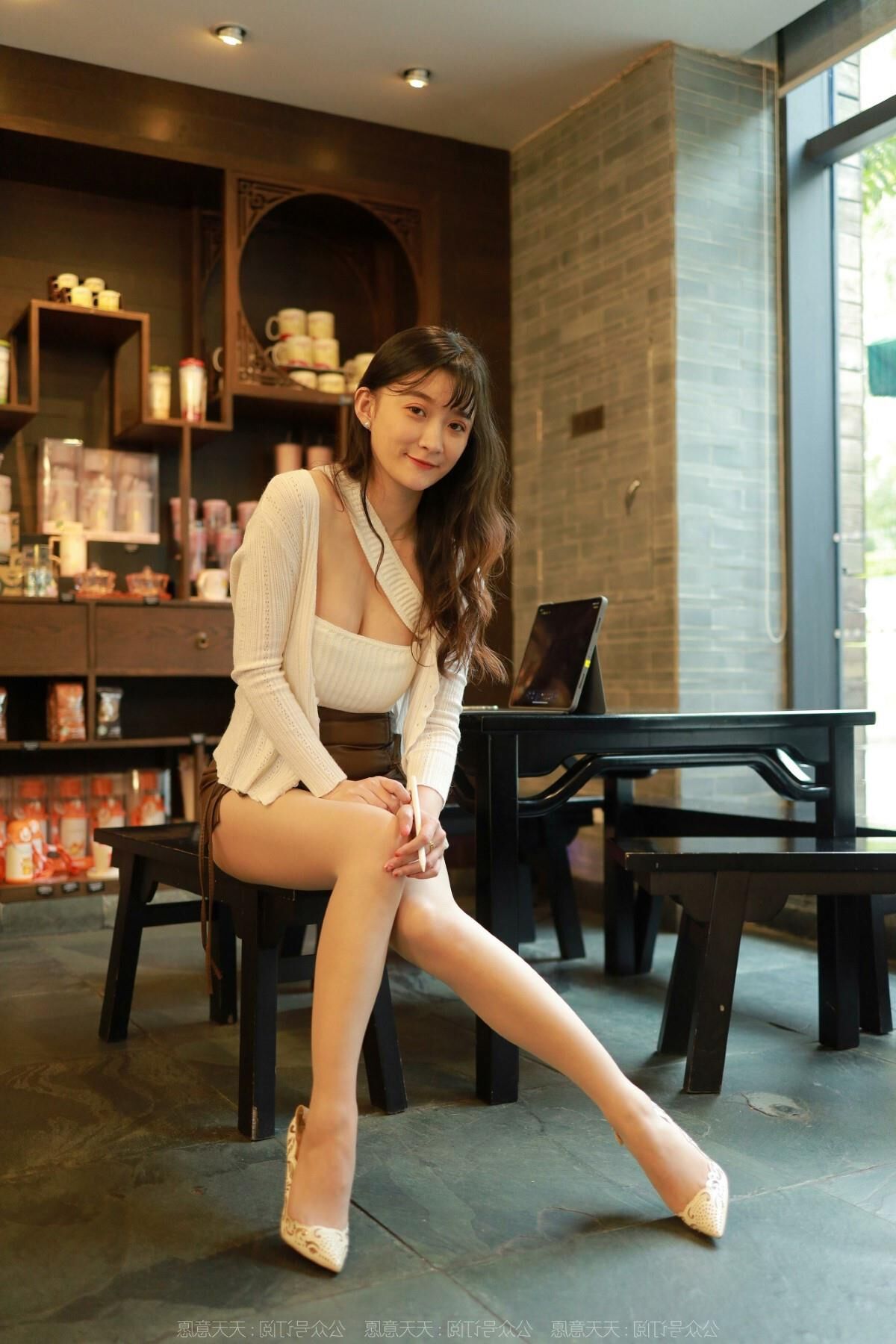Sexy asiatisches Mädchen in Nylon und Leder