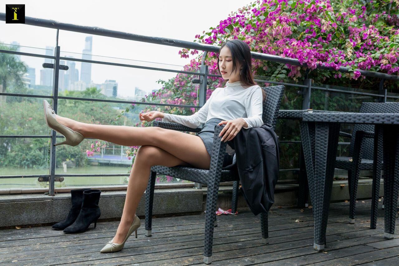 Sexy asiatisches Mädchen in Nylon und Leder