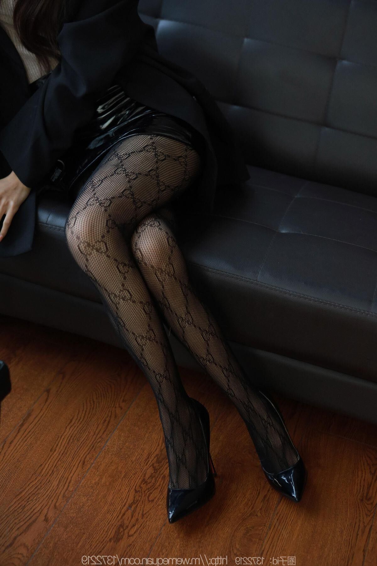 Sexy asiatisches Mädchen in Nylon und Leder