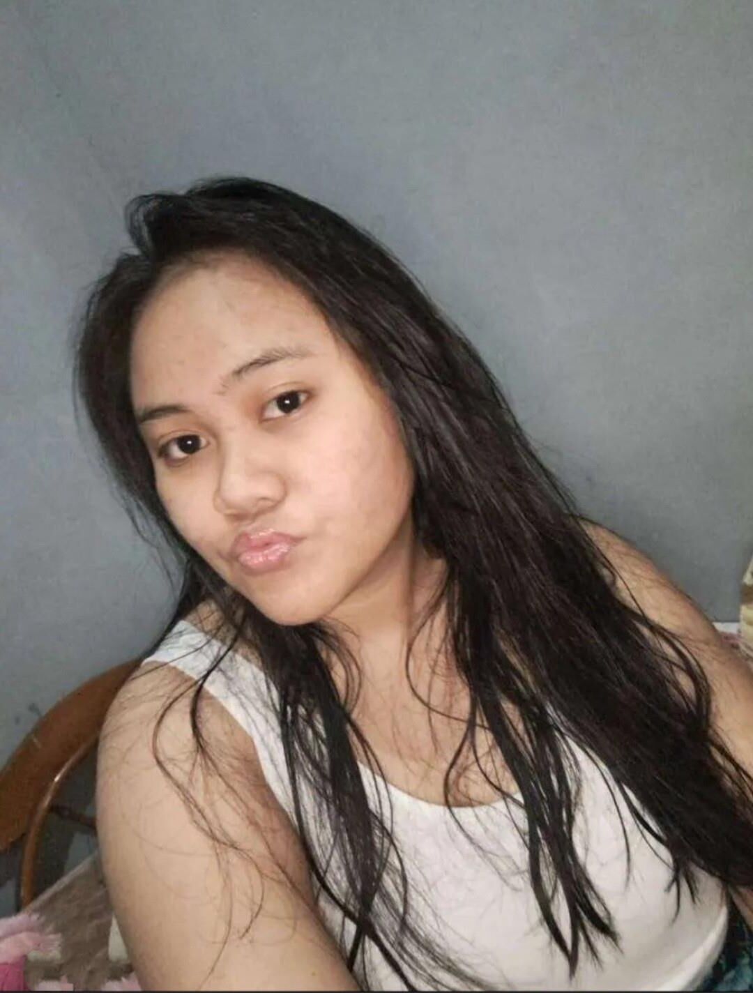 Chubby Indonesisch verbreitet ihre haarige Muschi