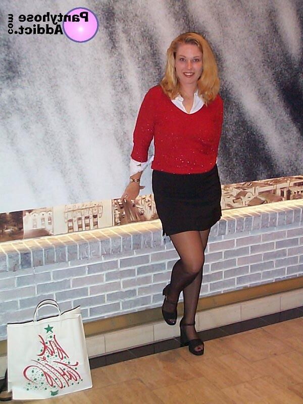 Dame in Ledermantel und Strumpfhose