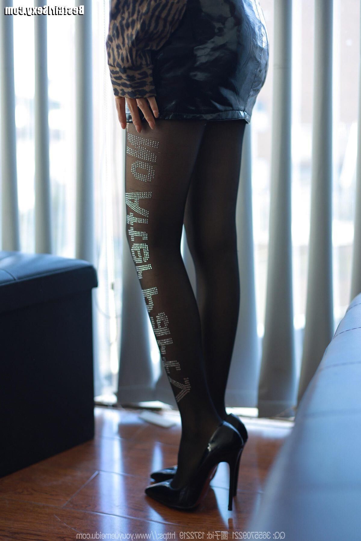 Sexy asiatisches Mädchen in Nylon und Leder