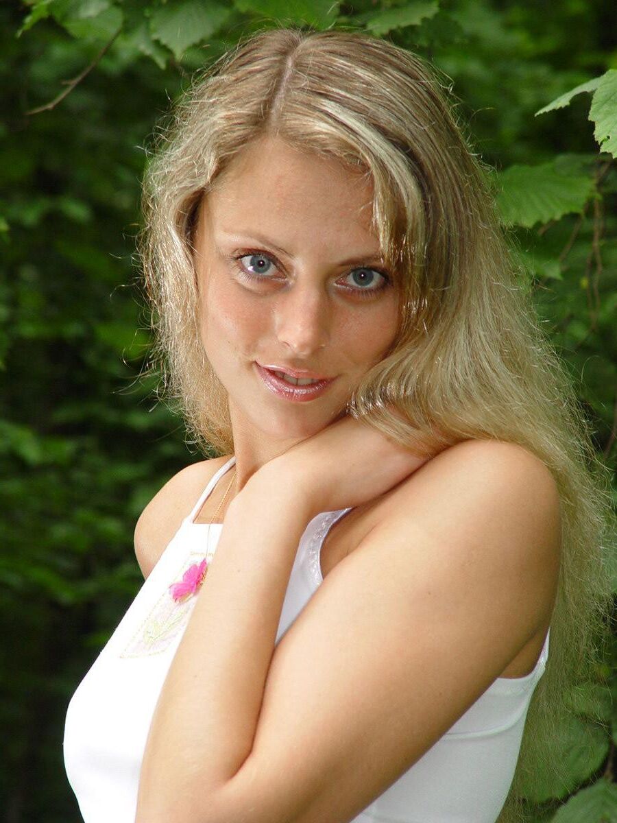 Sexy blond draußen in mini