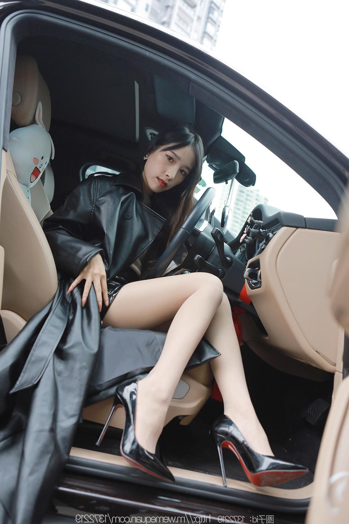 Sexy asiatisches Mädchen in Nylon und Leder