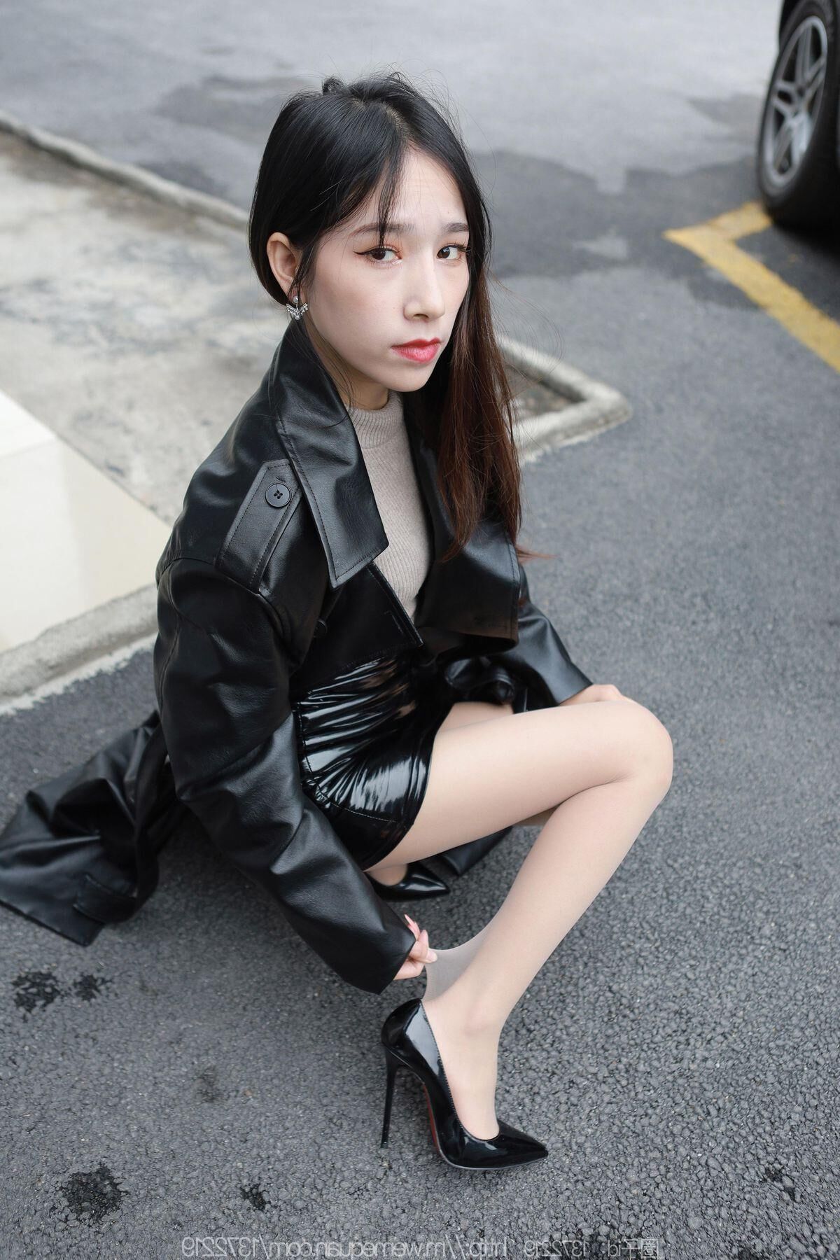 Sexy asiatisches Mädchen in Nylon und Leder