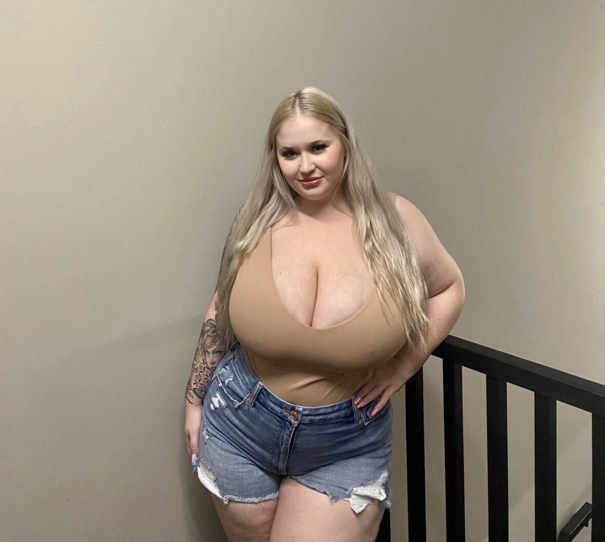 Stacy gigante tetas grandes culo rubio sexy bbw chica mezcladas