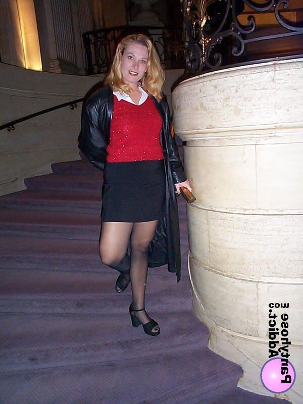 Dame in Ledermantel und Strumpfhose