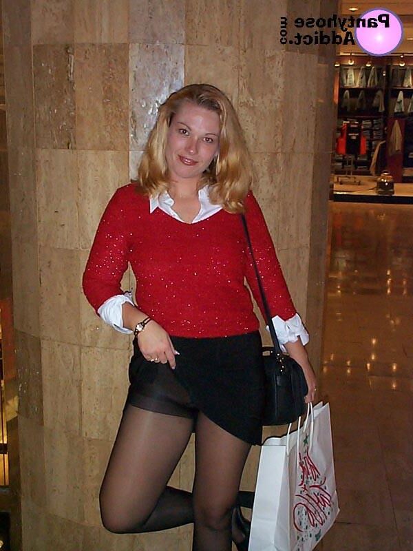 Dame in Ledermantel und Strumpfhose