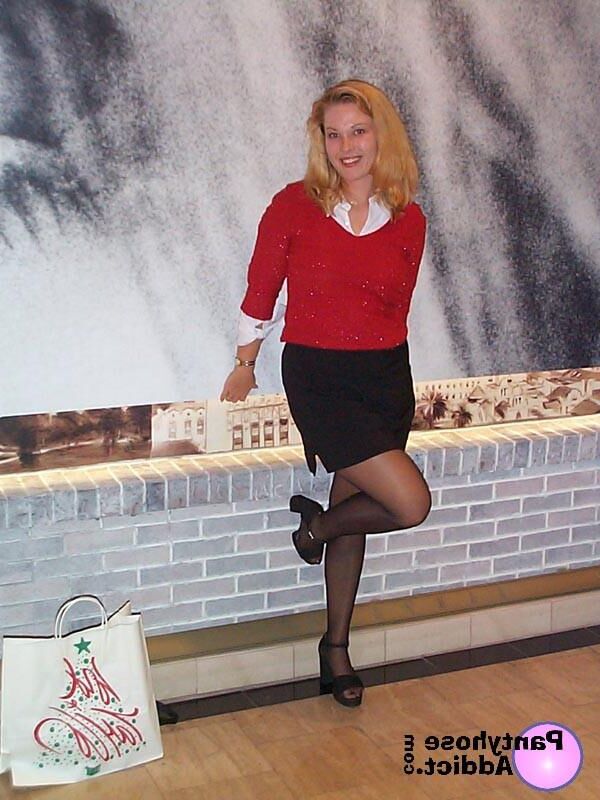 Dame in Ledermantel und Strumpfhose
