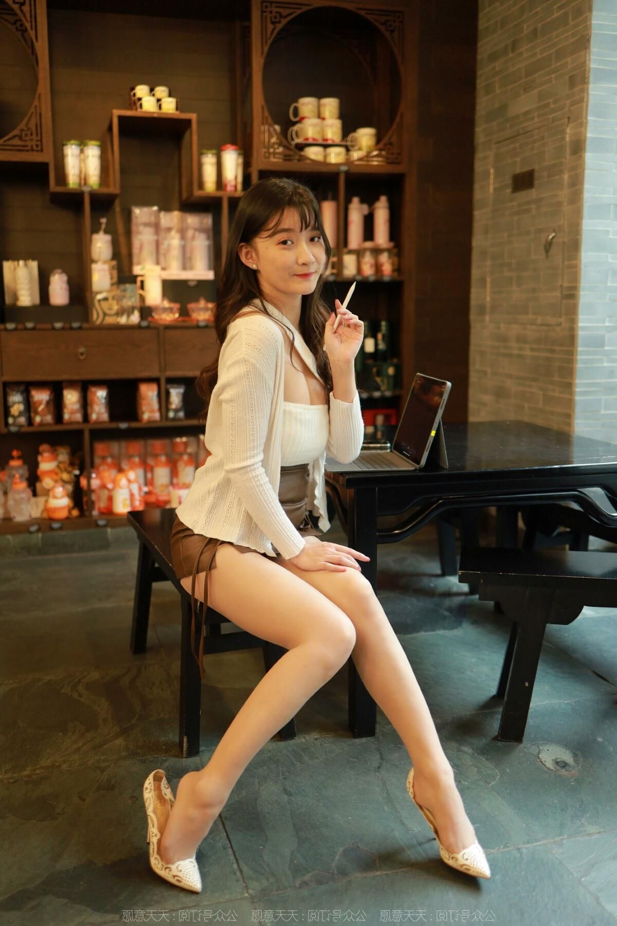 Sexy asiatisches Mädchen in Nylon und Leder