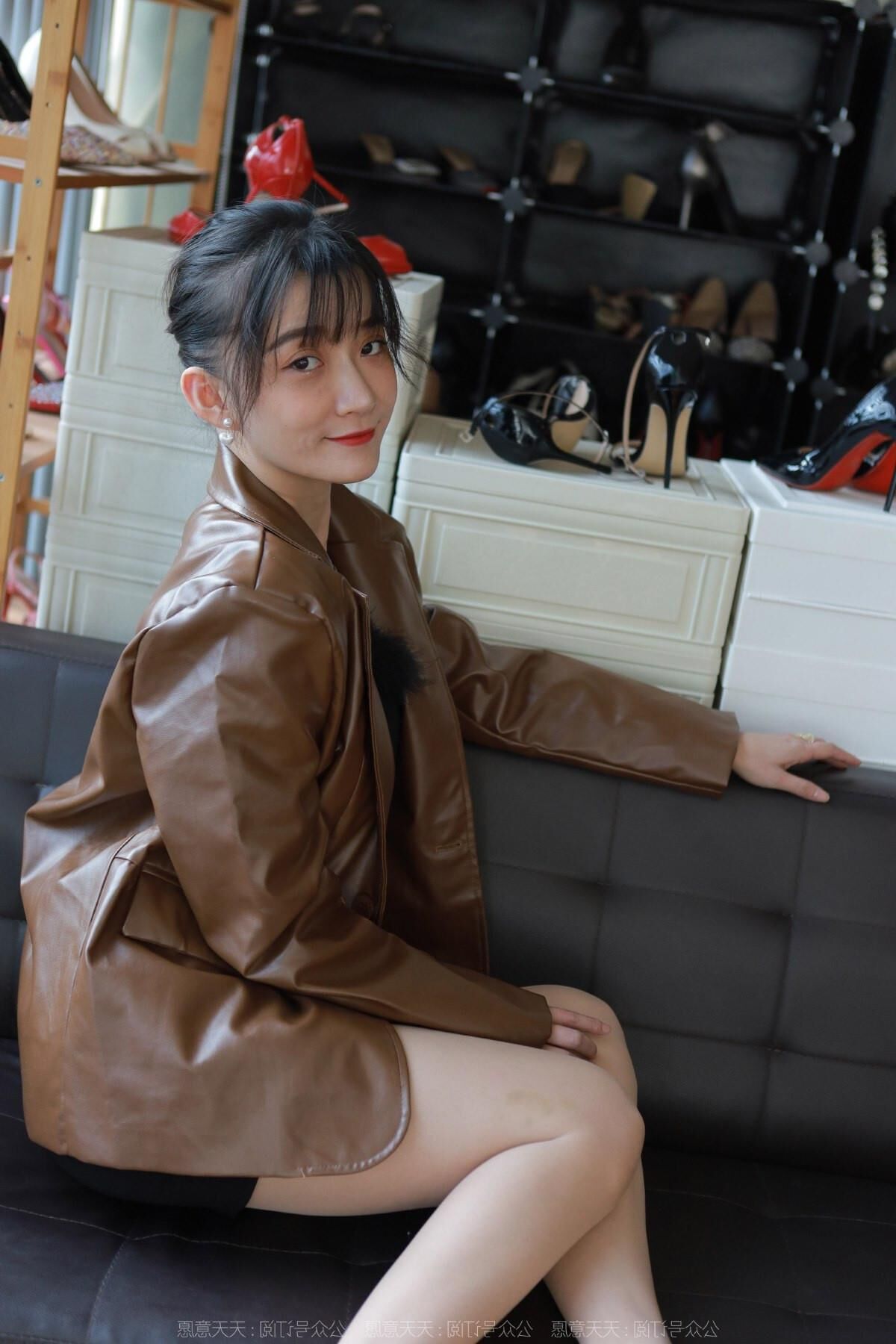 Sexy asiatisches Mädchen in Nylon und Leder
