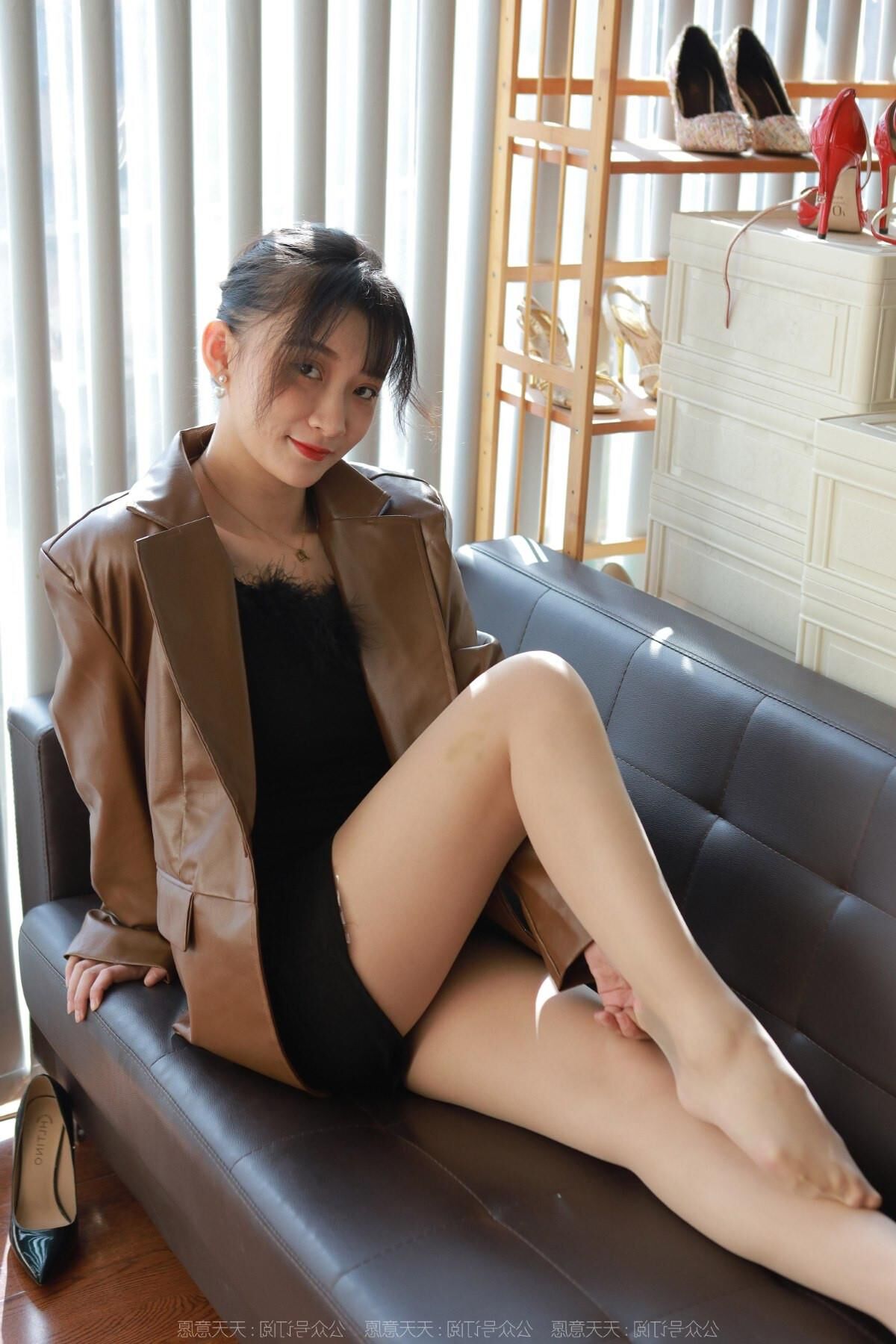 Sexy asiatisches Mädchen in Nylon und Leder
