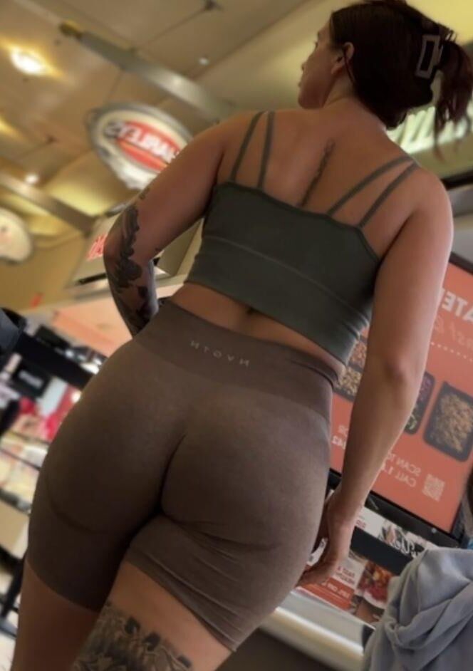 Milf sincero con gran culo en Lycra Short Sexy