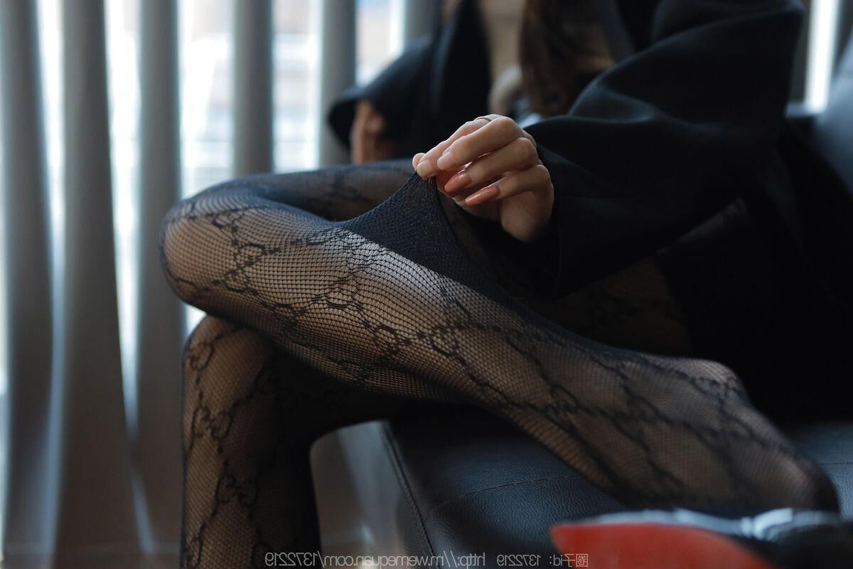 Sexy asiatisches Mädchen in Nylon und Leder