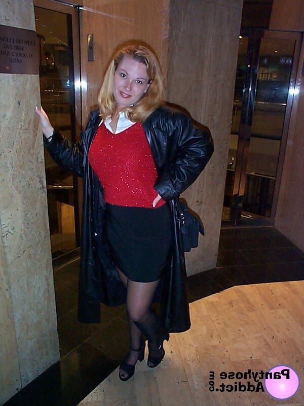 Dame in Ledermantel und Strumpfhose