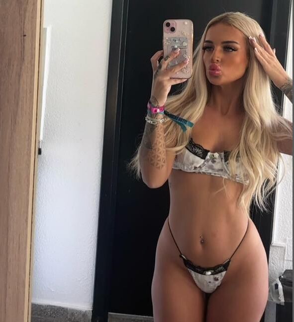 Ellie Chav Barbie Doll Bimbo Slut de mi ciudad