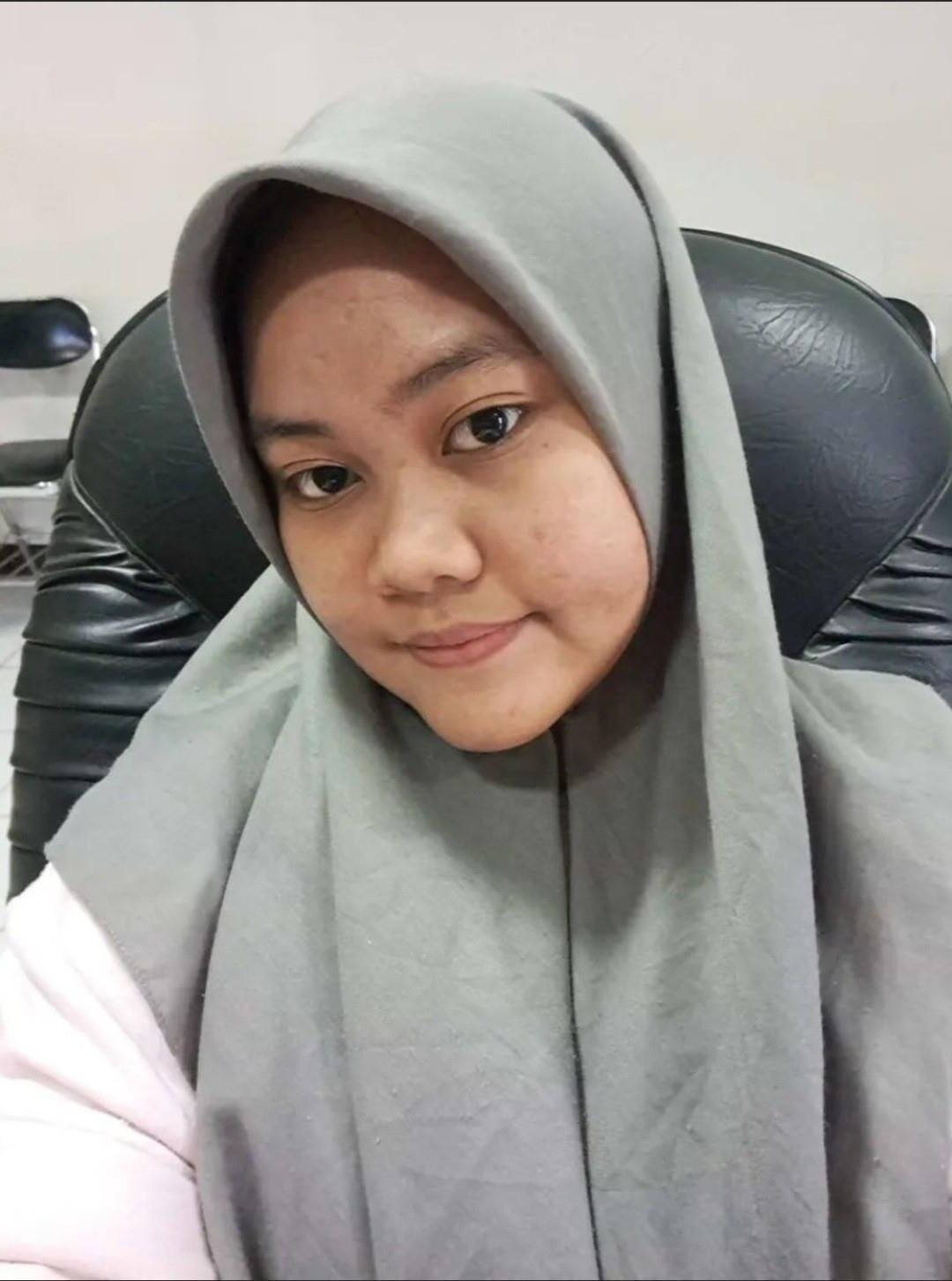 Chubby Indonesisch verbreitet ihre haarige Muschi