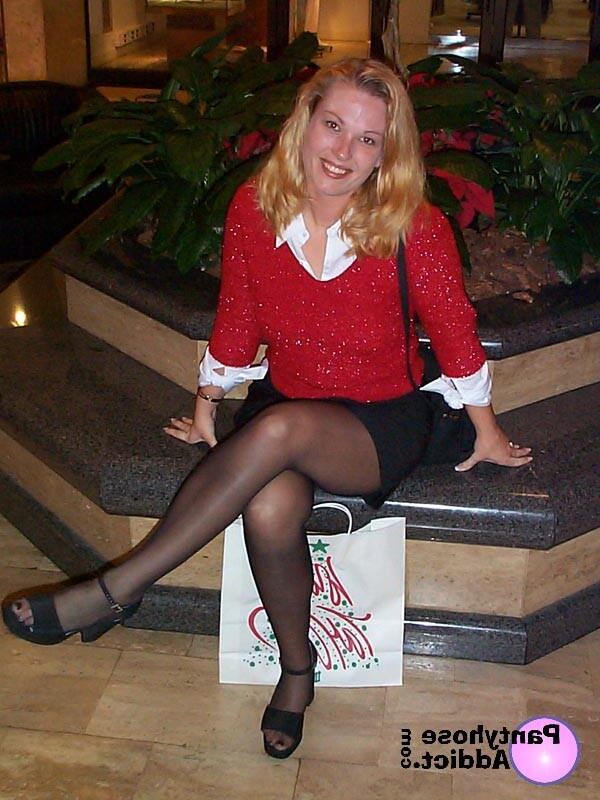 Dame in Ledermantel und Strumpfhose