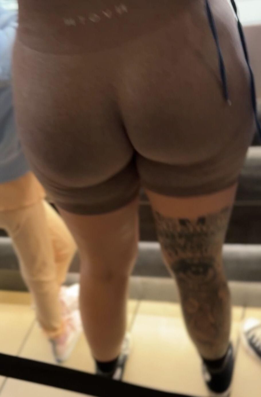 Milf sincero con gran culo en Lycra Short Sexy