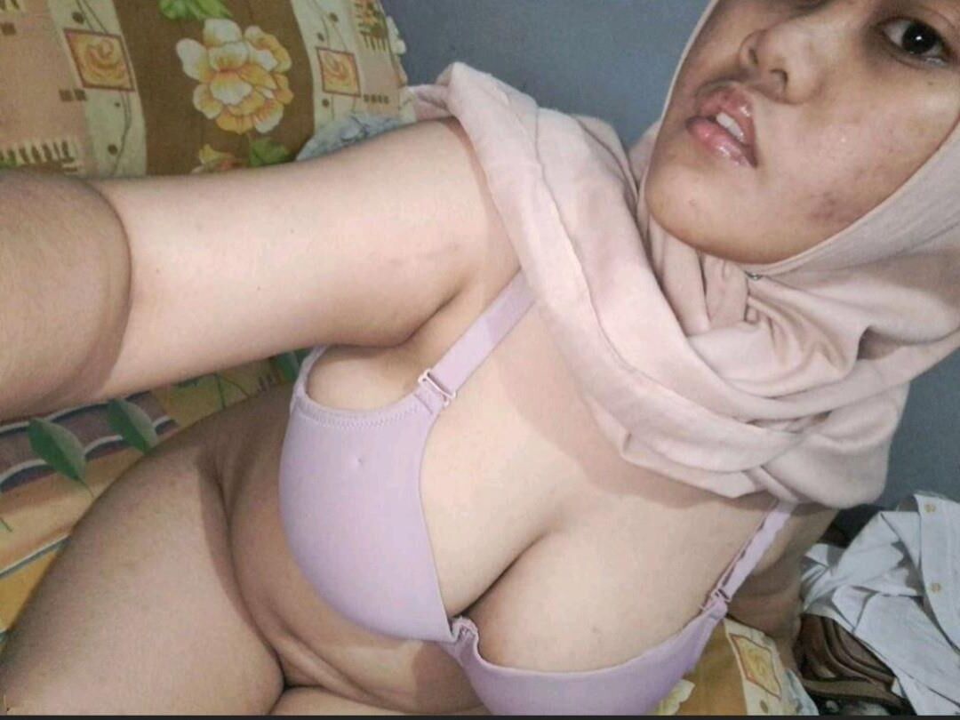 Chubby Indonesisch verbreitet ihre haarige Muschi